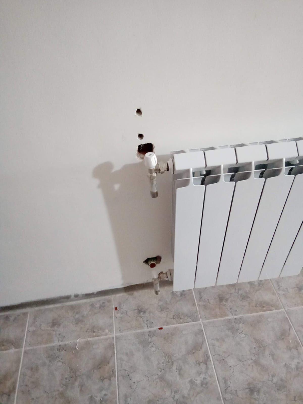 Radiador de calefacción instalado en la pared de un ambiente