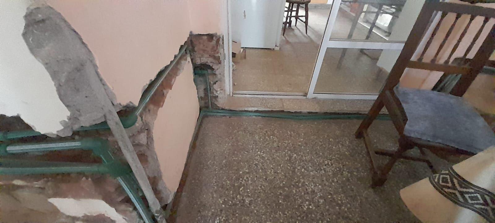 Cañería de agua nueva sobre la pared de un ambiente en obra